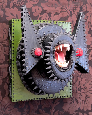 Illustration for article titled If H.R. Giger were a pastry chef, his cakes might look something like this